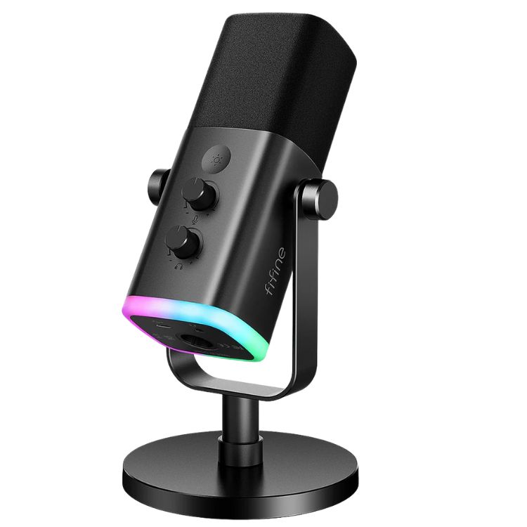 Microfone FiFine AM8 visto de frente, mostrando os botões de ganho e volume para fones, além do botão de controle RGB no topo e iluminação RGB na base.