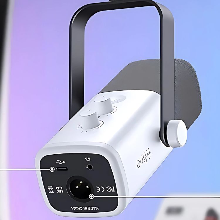Microfone FiFine AM8 na cor branca visto pela traseira, mostrando conexões USB-C, saída para fones de ouvido P2 e porta XLR, além dos botões frontais de ganho e volume.