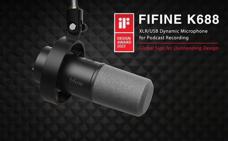 Microfone dinâmico FIFINE K688 com suporte antichoque e pop filter integrado em setup de home studio para podcasts e lives.