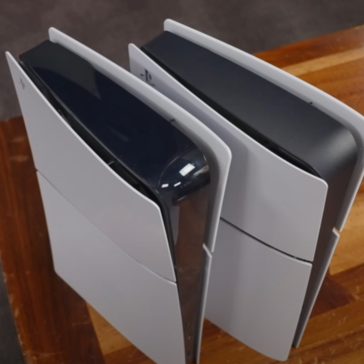 Comparativo visual entre a nova PS5 Slim com acabamento fosco e o modelo anterior brilhante, mostrando diferenças de design e proporções.