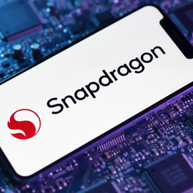 Logo da Snapdragon exibido em uma tela de smartphone sobre uma placa de circuito eletrônico, representando tecnologia de processadores e inovação em chips.
