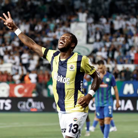 Fred comemora seu primeiro hat-trick na carreira, na goleada do Fenerbahçe por 5 a 0 contra o Rizespor — Foto: Divulgação/Fenerbahçe