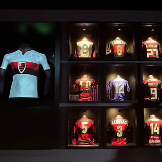 Camisas expostas no Museu Flamengo (Foto: Paula Mattos / Lance!
