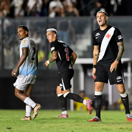 Vegetti em ação pelo Vasco contra o Maricá — Foto: André Durão