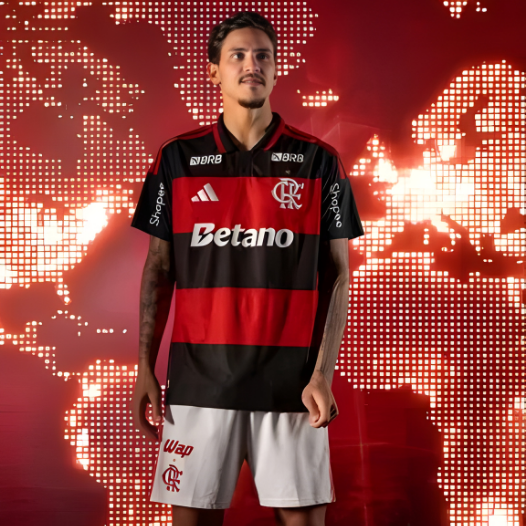 Atacante Pedro com a nova camisa do Flamengo